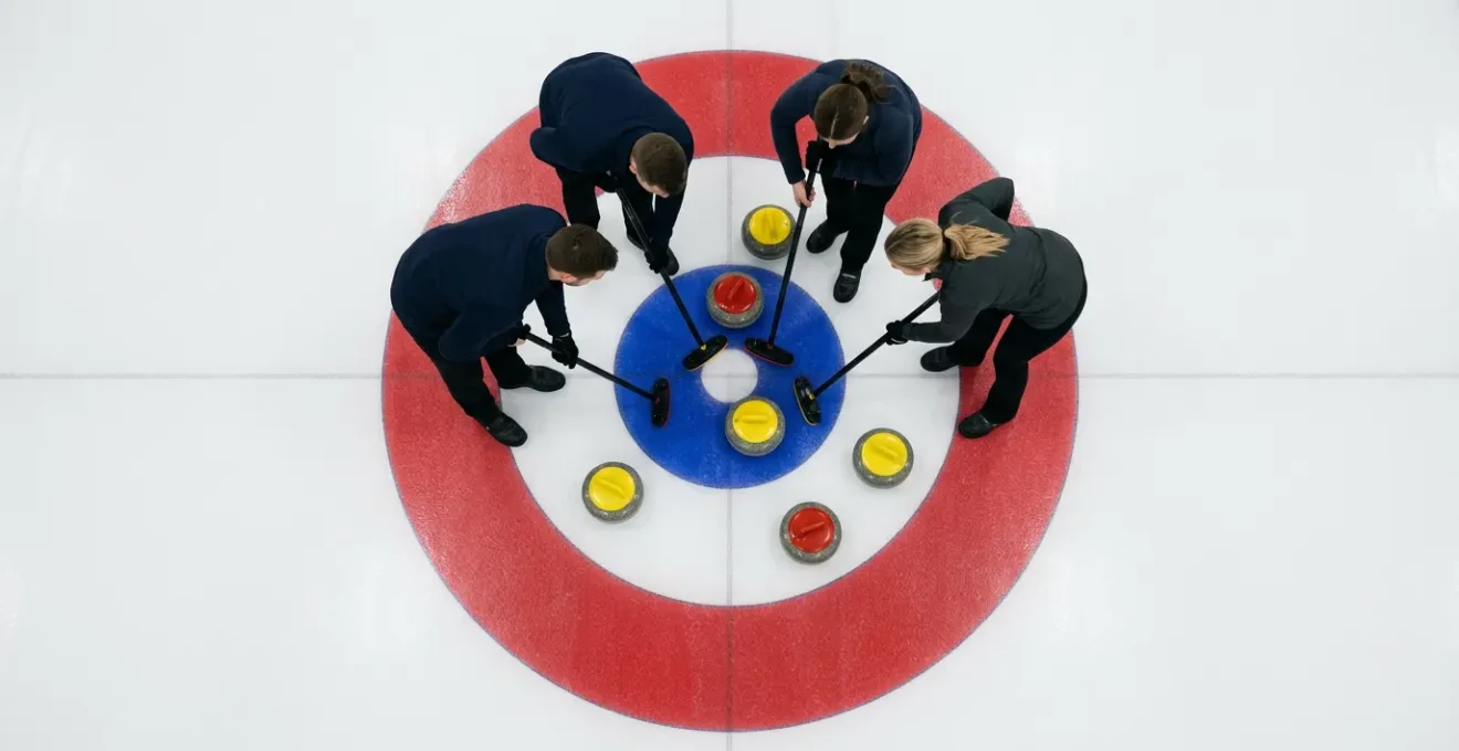 Vue aérienne d'une équipe de curling en pleine stratégie autour de la maison, avec pierres colorées positionnées comme des pièces d'échecs