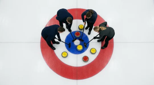 Vue aérienne d'une équipe de curling en pleine stratégie autour de la maison, avec pierres colorées positionnées comme des pièces d'échecs
