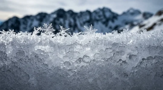 Coupe transversale d'un manteau neigeux montrant l'évolution des couches sur trois jours avec des cristaux de différentes textures en montagne