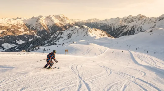 Skieurs sur une piste enneigée montrant la perspective depuis l'amont vers l'aval