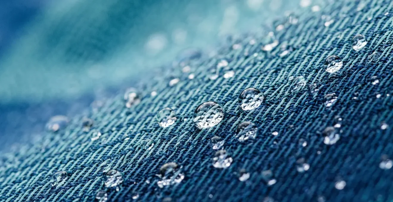 Veste technique de ski avec gouttes d'eau perlant sur la membrane imperméable