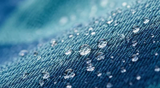 Veste technique de ski avec gouttes d'eau perlant sur la membrane imperméable