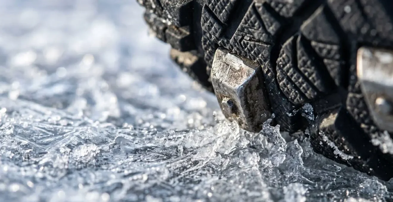 Gros plan sur différents systèmes antidérapants pour chaussures posés sur glace