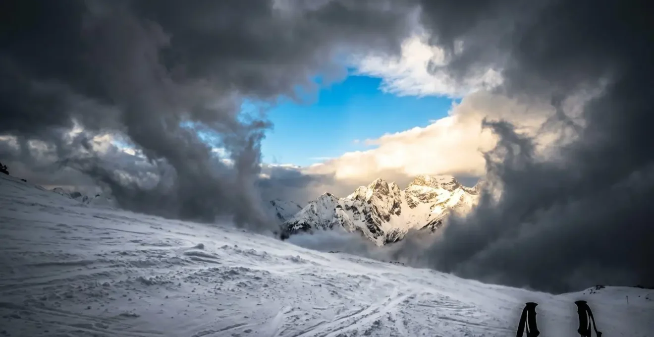 Brève éclaircie en montagne avec nuages menaçants à l'horizon