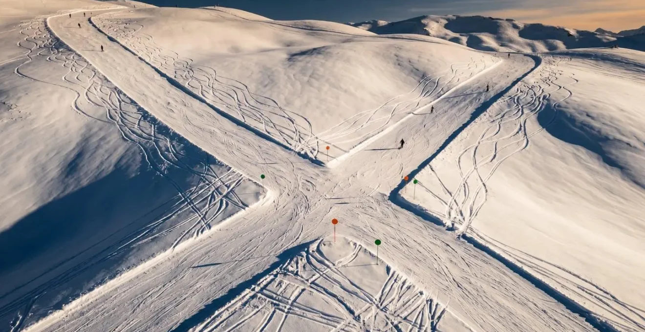 Vue aérienne d'une intersection de pistes de ski avec signalisation