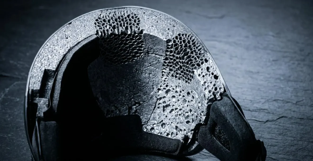 Coupe transversale d'un casque de ski montrant la structure interne de la mousse protectrice