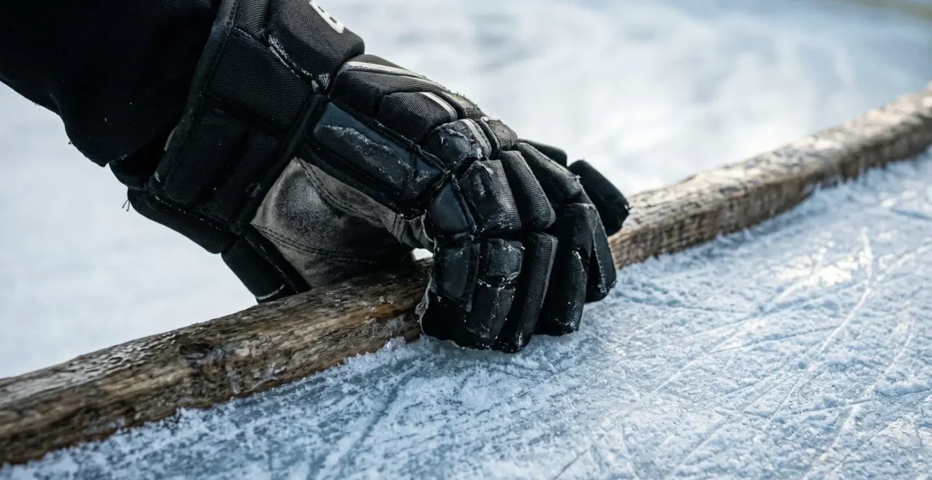 Gros plan sur des mains protégées par des gants techniques de patinage