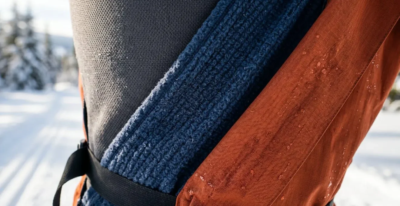 Gros plan sur les couches vestimentaires d'un skieur de fond avec détails des tissus techniques