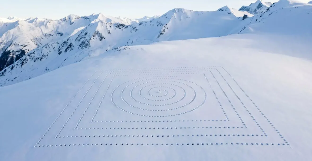 Vue aérienne montrant la technique de quadrillage en spirale pour le sondage d'avalanche